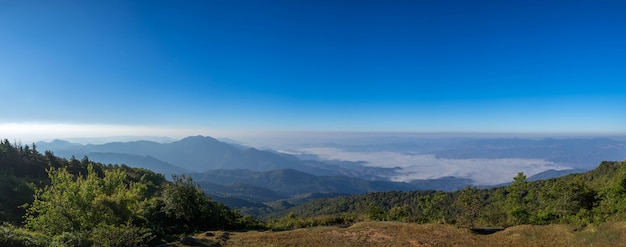 Belle montagna e foschia panoramiche sul fondo del cielo blu, al parco nazionale del nord del inthanon della Tailandia, provincia di Chiang Mai, paesaggio Tailandia di panorama