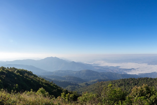 Belle montagna e foschia panoramiche sul fondo del cielo blu, al parco nazionale del nord del inthanon della Tailandia, provincia di Chiang Mai, paesaggio Tailandia di panorama