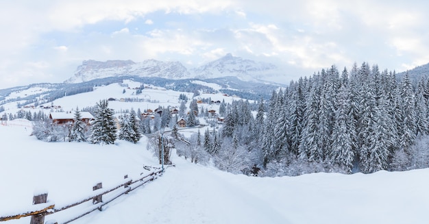 Belle montagne coperte di neve sotto il cielo nuvoloso