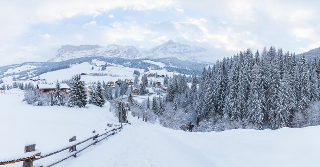 Belle montagne coperte di neve sotto il cielo nuvoloso