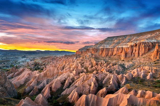 Belle montagne e Valle Rossa al tramonto a Goreme, Cappadocia in Turchia.