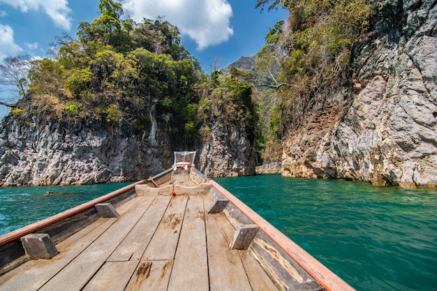 Belle montagne in diga di Ratchaprapha al parco nazionale di Khao Sok, provincia di Surat Thani, Tailandia