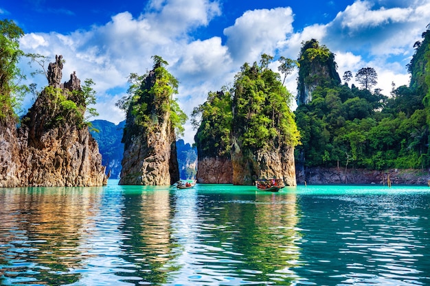 Belle montagne nella diga di Ratchaprapha al Parco Nazionale di Khao Sok, Provincia di Surat Thani, Thailandia.