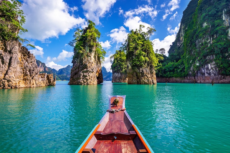 Foto gratuito belle montagne nella diga di ratchaprapha al parco nazionale di khao sok, provincia di surat thani, thailandia.