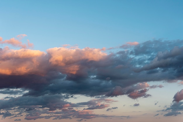 Belle nuvole naturali nel cielo alla luce del giorno