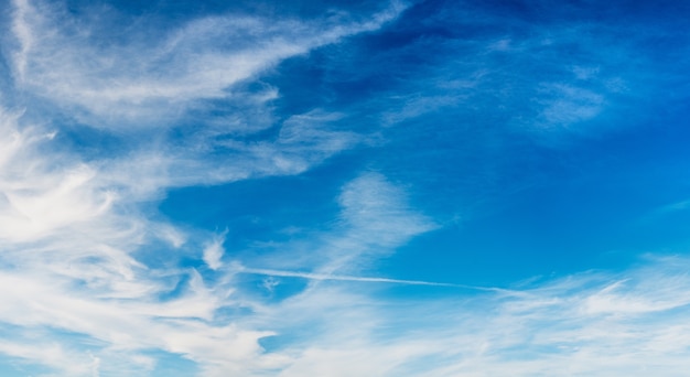 Belle nuvole soffici sul cielo blu