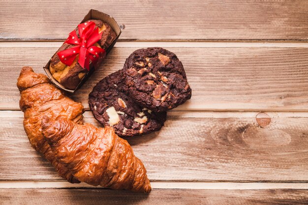 Belle pasticcini sul tavolo di legno