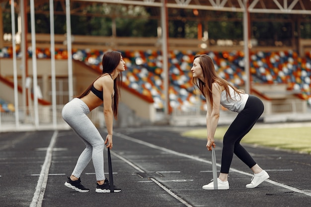 Belle ragazze allo stadio. Ragazze sportive in abbigliamento sportivo.