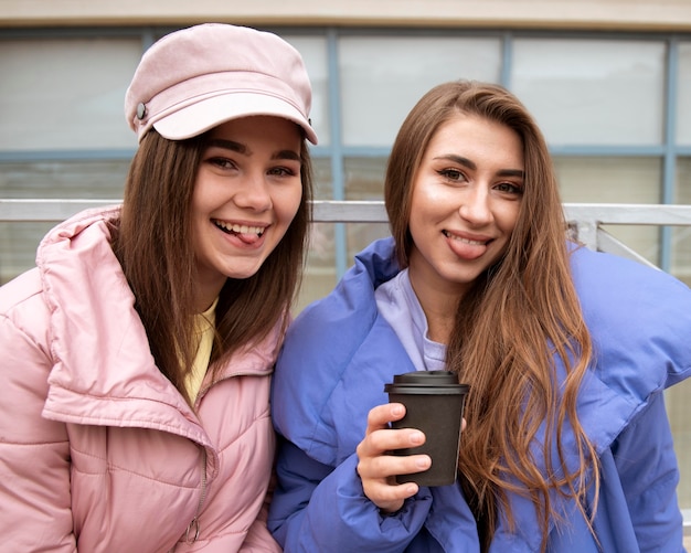 Belle ragazze che trascorrono del tempo insieme