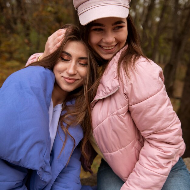 Belle ragazze che trascorrono del tempo insieme