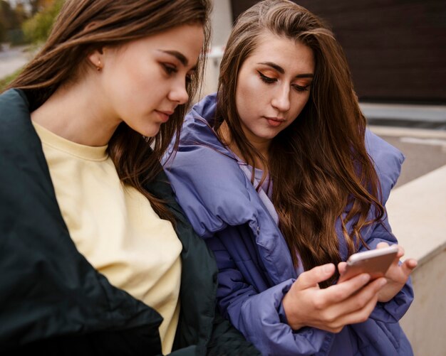 Belle ragazze che trascorrono del tempo insieme