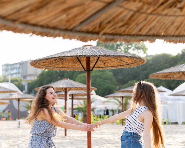 Belle ragazze divertirsi in spiaggia