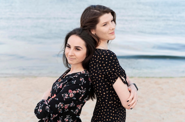 Belle ragazze divertirsi in spiaggia