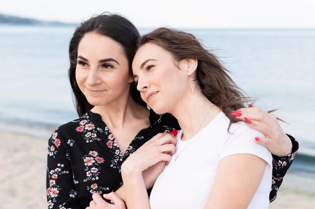 Belle ragazze divertirsi in spiaggia