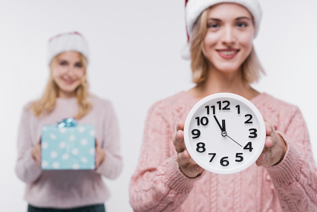 Belle ragazze in abiti invernali