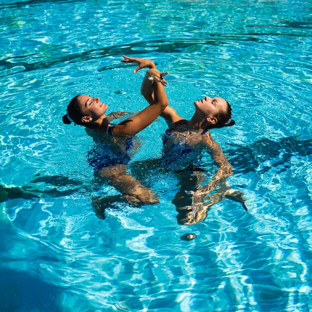 Belle ragazze in posa in acqua