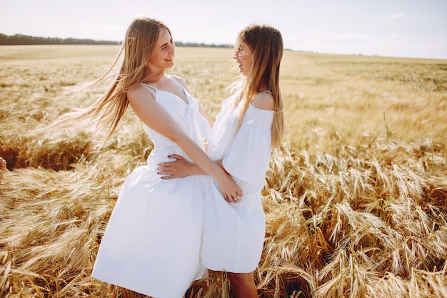 Belle ragazze in un campo autunnale