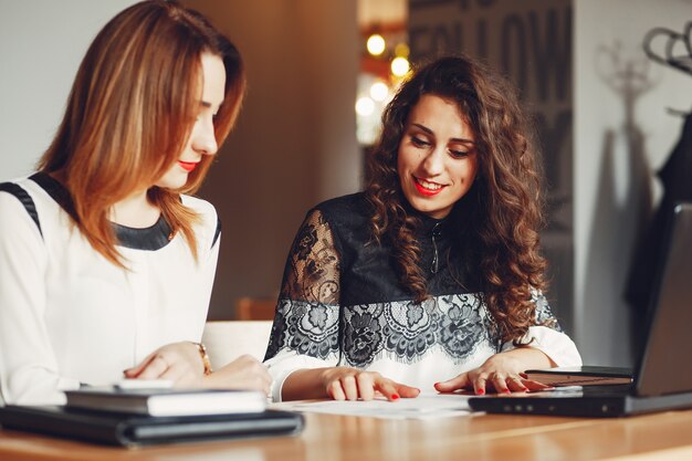 Belle ragazze lavorano in ufficio