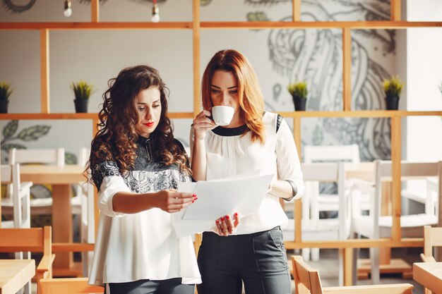 Belle ragazze lavorano in ufficio