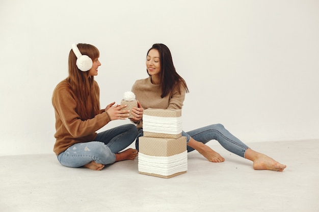 Belle ragazze si divertono in uno studio con i regali