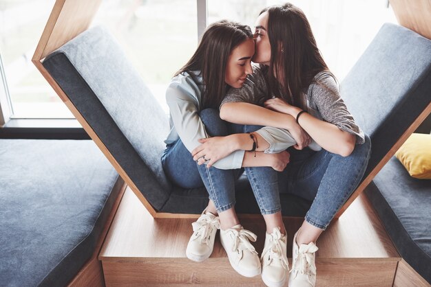 Belle ragazze trascorrono il loro tempo nell'area ricreativa.