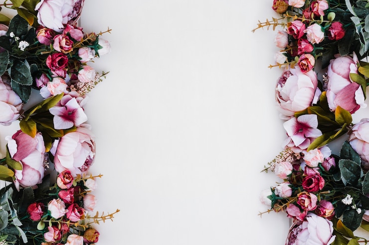 Foto gratuito belle rose su bianco sotterraneo con spazio al centro