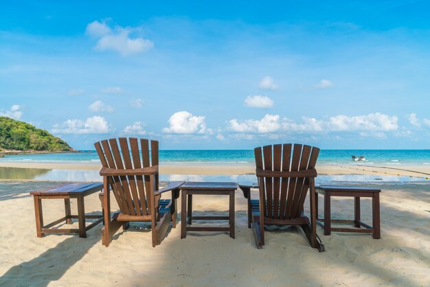 Belle sedie a sdraio sulla spiaggia di sabbia bianca tropicale