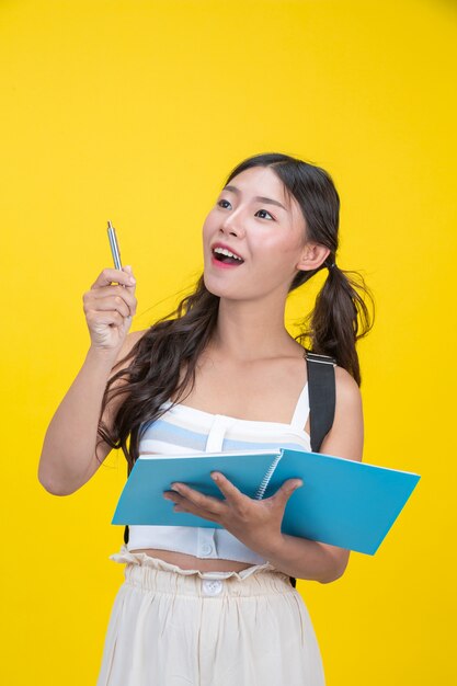 Belle studentesse tengono quaderni e penne