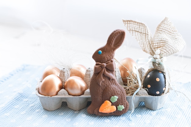Belle uova di Pasqua decorate con coniglietto di cioccolato.