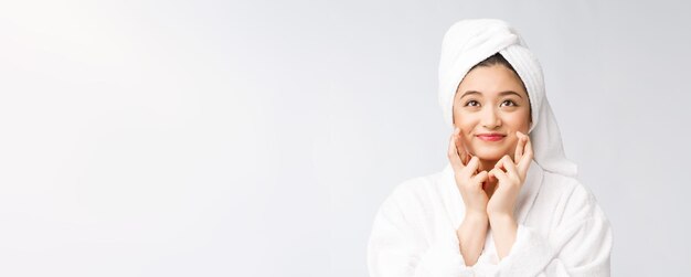Bellezza cura della pelle Spa Donna asiatica asciugando i capelli con un asciugamano sulla testa dopo il trattamento doccia Bella ragazza multirazziale toccando la pelle morbida