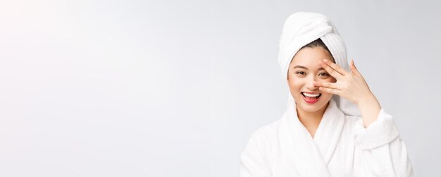 Bellezza cura della pelle Spa Donna asiatica asciugando i capelli con un asciugamano sulla testa dopo il trattamento doccia Bella ragazza multirazziale toccando la pelle morbida