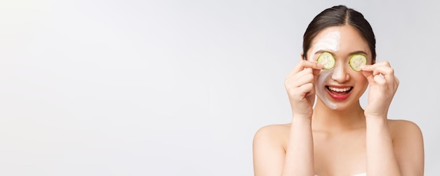 Bellezza giovani donne asiatiche immagine di cura della pelle con cetriolo su sfondo bianco studio