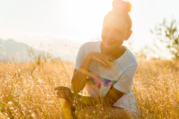 Bellezza ragazza all&#39;aperto godendo la natura