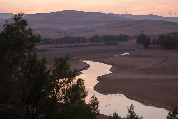 Bellissima alba e paesaggio fluviale