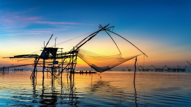 Bellissima alba e reti da pesca a Pakpra a Phatthalung, Thailandia.