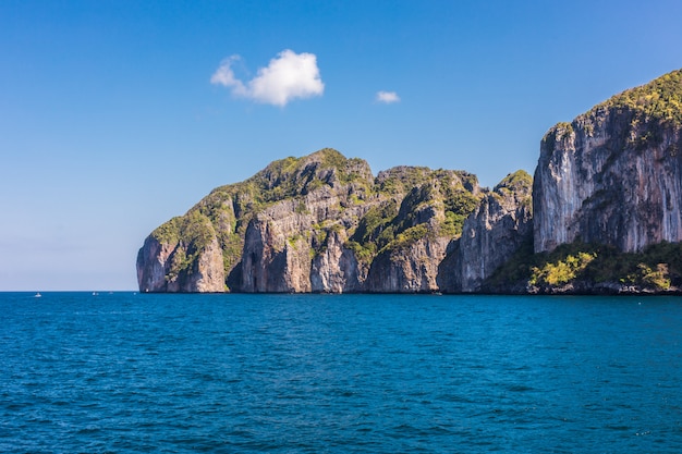 Bellissima baia dell'isola di Phi Phi di giorno