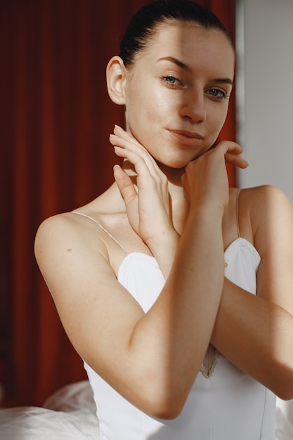 Bellissima ballerina. Ballerina in punta. Ragazza in uno studio di balletto.