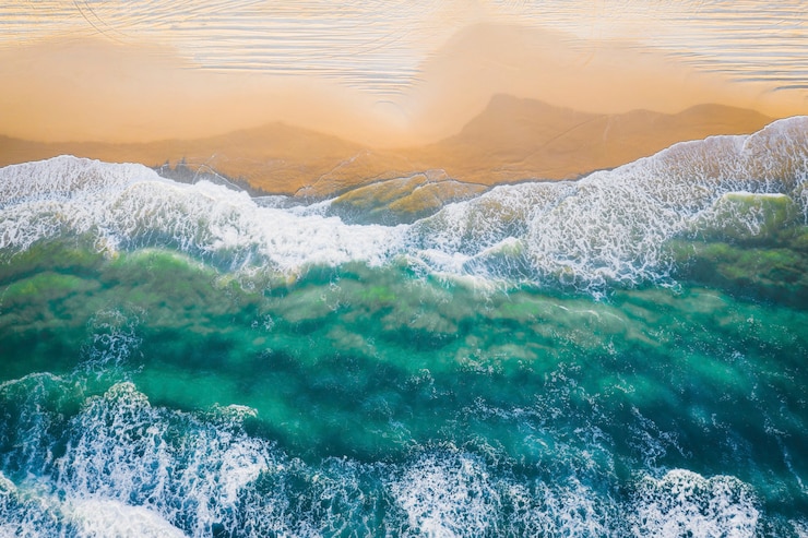 Foto gratuito bellissima costa con acqua di mare limpida foto del drone