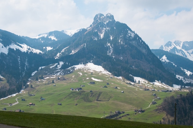 Bellissima gamma di alte montagne rocciose coperte di neve durante il giorno