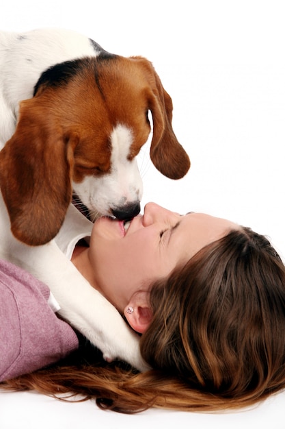 Bellissima giovane donna con cane