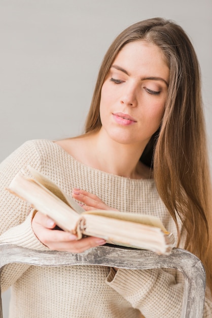 Bellissima giovane donna leggendo il libro