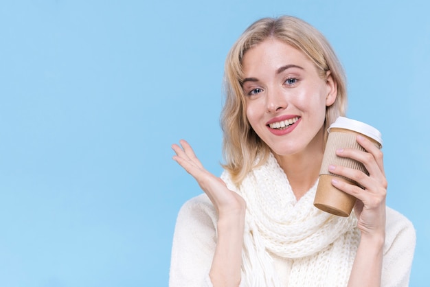 Bellissima giovane donna sorridente