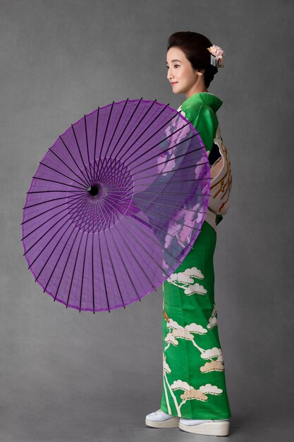 Bellissima modella giapponese con ombrello viola