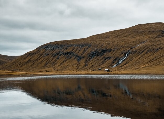 Bellissima natura come il lago e le montagne