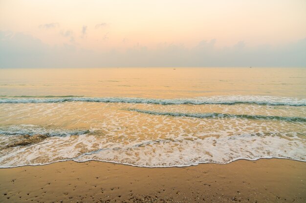 Bellissima spiaggia e mare in tempo di alba
