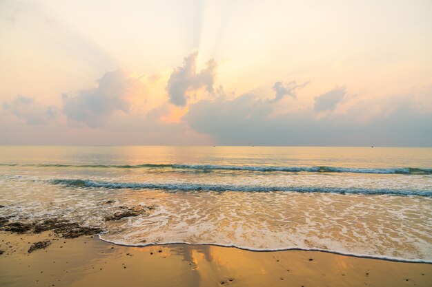 Bellissima spiaggia e mare in tempo di alba