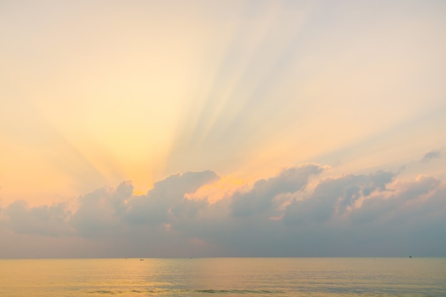 Bellissima spiaggia e mare in tempo di alba