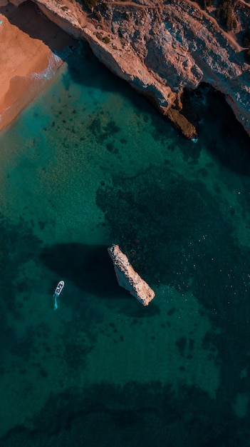 Bellissime spiagge atlantiche e scogliere di Algarve, Portogallo in una soleggiata giornata estiva