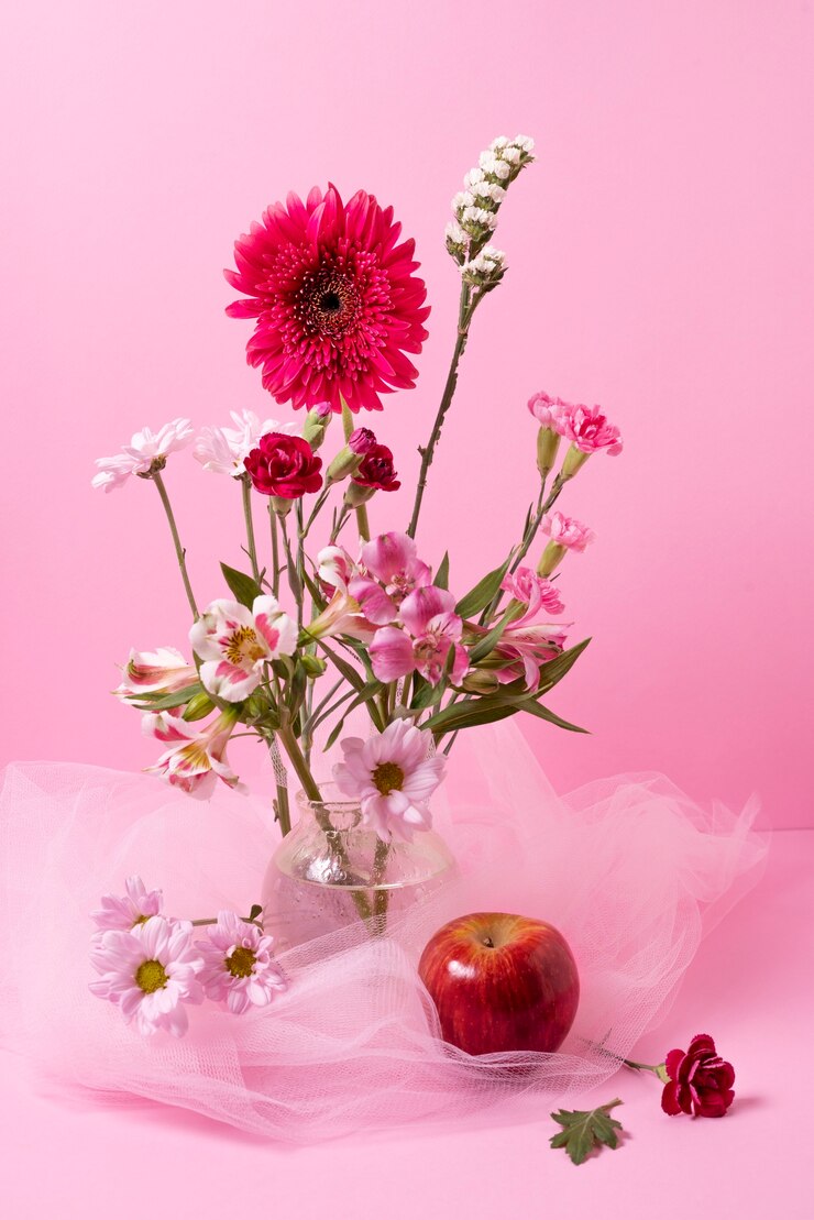 Foto gratuito bellissimi fiori diversi e mela rossa