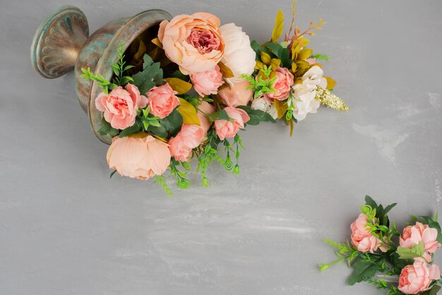 Bellissimi fiori rosa e bianchi nel vaso